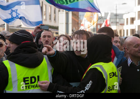 Slough, Royaume-Uni. 1er février, 2014. Plusieurs centaines de partisans de l'EDL d'extrême-droite d'arriver à Slough pour un anti-musulman de démonstration. Crédit : Paul Davey/Alamy Live News Banque D'Images