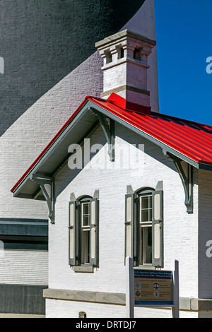 Toit rouge de Saint Augustin cottage et phare construit en 1874 et conçu par Paul J. Pelz, stands 165 pieds (50 mètres) de haut. Banque D'Images