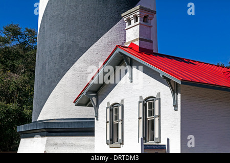 Toit rouge de Saint Augustin cottage et phare construit en 1874 et conçu par Paul J. Pelz, stands 165 pieds (50 mètres) de haut. Banque D'Images