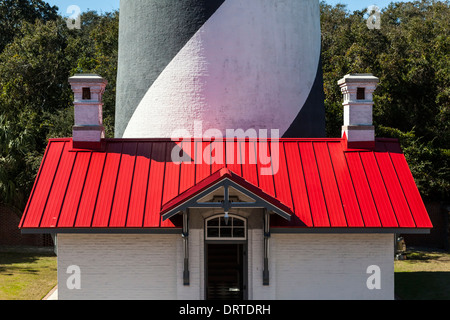 Toit rouge de Saint Augustin cottage et phare construit en 1874 et conçu par Paul J. Pelz, stands 165 pieds (50 mètres) de haut. Banque D'Images