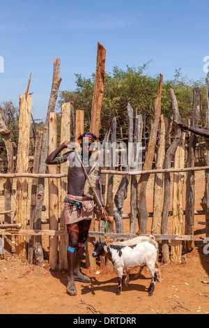 Un jeune homme de la tribu de Banna en vendant ses chèvres au marché de l'élevage jeudi à Key Afar, vallée de l'Omo, Ethiopie Banque D'Images