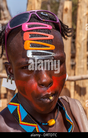 Portrait d'un jeune homme de la tribu Banna au marché de l'élevage jeudi à Key Afar, vallée de l'Omo, Ethiopie Banque D'Images