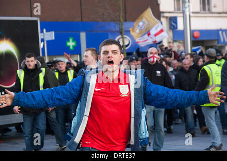 Slough, Royaume-Uni. 1er février, 2014. Un partisan de l'EDL arrive comme plusieurs centaines de l'extrême-droite des partisans de l'organisation arrivent à Slough pour un anti-musulman de démonstration. Crédit : Paul Davey/Alamy Live News Banque D'Images