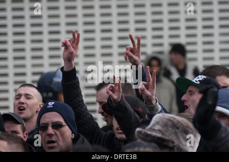 Slough, Royaume-Uni. 1er février, 2014. Mains faire le signe "V" que plusieurs centaines de partisans de l'EDL d'extrême-droite d'arriver à Slough pour un anti-musulman de démonstration. Crédit : Paul Davey/Alamy Live News Banque D'Images