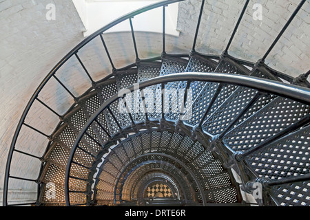 Vue de dessus à travers le centre de l'escalier en spirale dans le Saint Augustin phare construit sur l'Île Anastasia en 1874. Banque D'Images