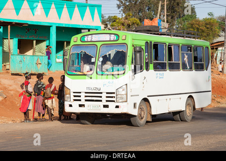 Un bus local prend les passagers, les Afar, vallée de l'Omo, Ethiopie Banque D'Images