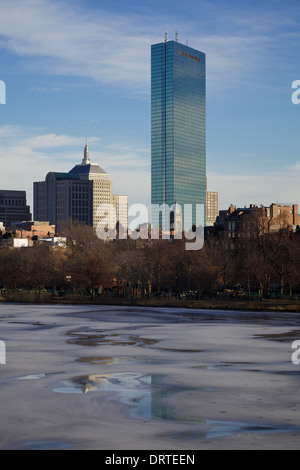 Une froide journée d'hiver de l'après-midi avec la Charles River et congelé Back Bay Skyline Banque D'Images