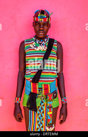 Une fille de la tribu Banna en costume traditionnel, les Afar, vallée de l'Omo, Ethiopie Banque D'Images