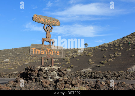 Le Parc National de Timanfaya signe pour les Montagnes de Feu du Parque Nacional de Timanfaya, Lanzarote, îles Canaries, Espagne Banque D'Images