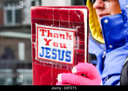 Belfast, en Irlande du Nord, 1 février 2014 - Une femme chrétienne est titulaire d'une bible avec "Merci Jésus" sur le capot avant qu'elle prêche à une foule rassemblée pour protester contre crédit : Stephen Barnes/Alamy Live News Banque D'Images