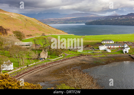 Fermes dans un domaine, le Loch Harport, île de Skye, Hébrides intérieures, Écosse, Royaume-Uni, Europe. Banque D'Images