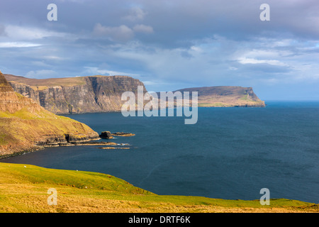 Vue d'Waterstein Head Ramasaig et falaises, Moonen Bay, île de Skye, Hébrides intérieures, Écosse, Royaume-Uni, Europe. Banque D'Images