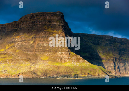 Vue d'Waterstein Head Ramasaig et falaises, Moonen Bay, île de Skye, Hébrides intérieures, Écosse, Royaume-Uni, Europe. Banque D'Images