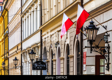 Drapeaux polonais de bureaux du conseil municipal de la place du marché de Wroclaw. Banque D'Images