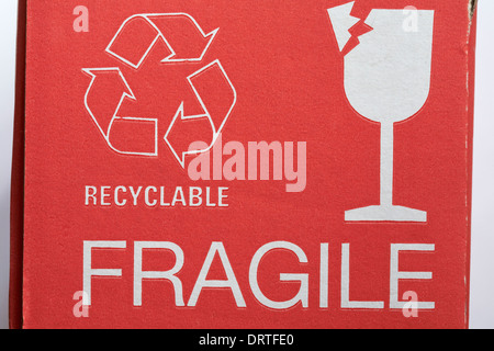 logo recyclable et informations sur le verre fragile sur la boîte en carton - symbole du logo recyclage pour la mise au rebut Banque D'Images