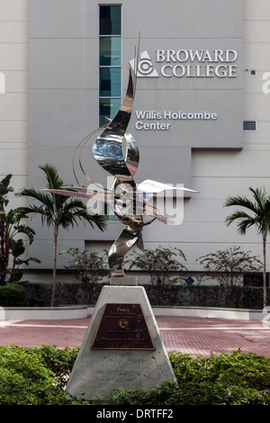 -0779 College Willis Holcombe Centre building et cour avec l'oeuvre de la sculpture en acier inoxydable dans le centre-ville de Ft. Lauderdale. Banque D'Images