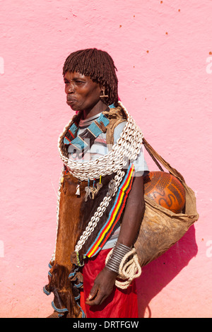 Portrait d'une femme de la tribu Banna, Key Afar, vallée de l'Omo, Ethiopie Banque D'Images