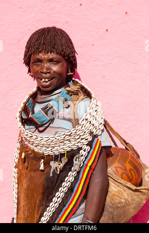 Portrait d'une femme de la tribu Banna, Key Afar, vallée de l'Omo, Ethiopie Banque D'Images