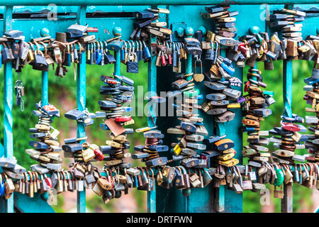 Les cadenas des amoureux sur le pont Tumski Wroclaw. Banque D'Images