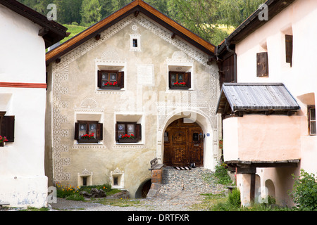 Maison dans la vallée de l'Engadine, dans le village de Guarda avec de vieux bâtiments du xviie siècle en pierre peinte, Suisse Banque D'Images