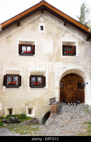 Maison dans la vallée de l'Engadine, dans le village de Guarda avec de vieux bâtiments du xviie siècle en pierre peinte, Suisse Banque D'Images