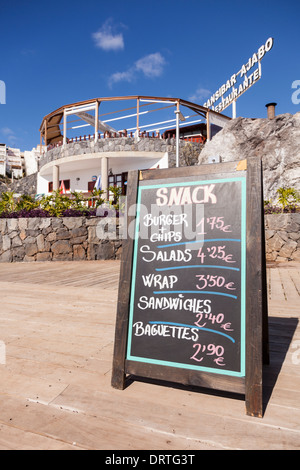 Un menu de sélection de collations à la Playa Ajabo, Callao Salvaje, Tenerife, Canaries, Espagne. Banque D'Images