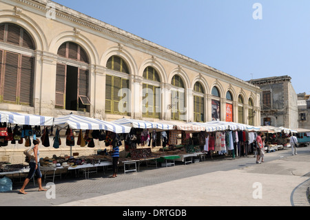 Vue sur un marché dans une rue typiquement Ortigia, le site du patrimoine mondial de l'Unesco en Sicile Banque D'Images