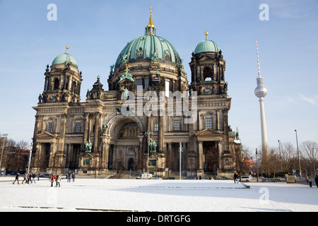 Cathédrale et Tour de télévision en hiver, Berlin, Allemagne Banque D'Images