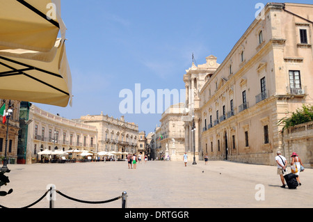 Vue sur Palazzo Beneventano dans la magnifique place Piazza Duomo en Ortigia Site du patrimoine mondial de l'UNESCO en Sicile Banque D'Images