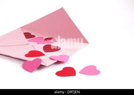Enveloppe avec coeurs rouges pour la Saint-Valentin sur fond blanc Banque D'Images