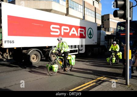 St Johns Ambulance Paramedics ,sur des cycles, Nottingham, Royaume-Uni. Banque D'Images