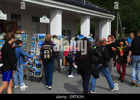 Les gens de l'extérieur de la Fløien Kiosque sur le mont Fløyen à Bergen, Norvège Banque D'Images