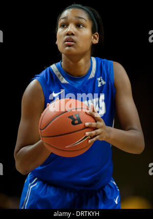 Piscataway, New Jersey, USA. 1er février, 2014. Memphis' guard Taylor Williams (3) à la ligne de faute dans la première moitié pendant American Athletic Conference basket-ball l'action entre les Chevaliers et la Rutgers Scarlet Memphis Tigers au Centre Sportif Louis Brown (le RAC) à Piscataway, New Jersey. Credit : csm/Alamy Live News Banque D'Images