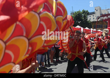 Sao Paulo, Brésil. 1er février, 2014. Les gens prennent part aux célébrations du Nouvel An lunaire chinois, au district de Liberdade, à Sao Paulo, Brésil, le 1 février 2014. Credit : Rahel Patrasso/Xinhua/Alamy Live News Banque D'Images