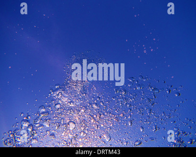 Des bulles d'eau dans le cadre de l'augmentation de surface de l'eau avec la lumière du soleil en arrière-plan, scène naturelles, Banque D'Images