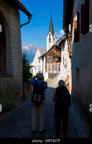 Les touristes dans le village de Guarda dans la vallée de la Basse-engadine le charme du vieux monde et de bâtiments du xviie siècle en pierre peinte, Suisse Banque D'Images