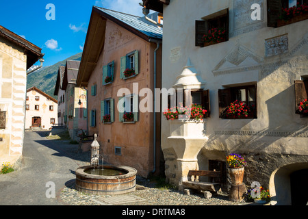 Dans la vallée de l'Engadine, le village de Guarda avec de vieux bâtiments du xviie siècle en pierre peinte, Suisse Banque D'Images