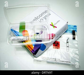 Mountain View, Californie, USA. Jan 31, 2014. 23andMe est une société privée basée en Californie génétique personnelle directe au consommateur/test d'ascendance et de suivi où les demandeurs de services d'alimentation, par l'intermédiaire d'un tube en plastique spécialement fait capturer un échantillon de salive, ils retournent à la société par courrier. Au cours de l'été 2013, la Federal Drug Administration a informé 23andMe, ainsi que plusieurs autres sociétés fournissant des services similaires, de cesser la commercialisation et de la saisie de la santé de l'individu et la maladie de l'information fondée sur les résultats d'échantillons de salive fournie par le client. Dans un accord avec th Banque D'Images
