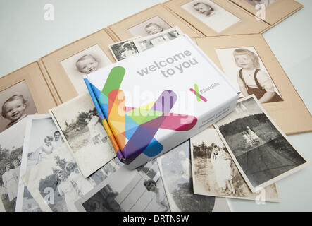 Mountain View, Californie, USA. Jan 31, 2014. 23andMe est une société privée basée en Californie génétique personnelle directe au consommateur/test d'ascendance et de suivi où les demandeurs de services d'alimentation, par l'intermédiaire d'un tube en plastique spécialement fait capturer un échantillon de salive, ils retournent à la société par courrier. Au cours de l'été 2013, la Federal Drug Administration a informé 23andMe, ainsi que plusieurs autres sociétés fournissant des services similaires, de cesser la commercialisation et de la saisie de la santé de l'individu et la maladie de l'information fondée sur les résultats d'échantillons de salive fournie par le client. Dans un accord avec th Banque D'Images