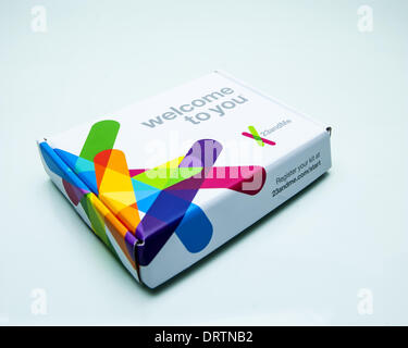 Mountain View, Californie, USA. Jan 31, 2014. 23andMe est une société privée basée en Californie génétique personnelle directe au consommateur/test d'ascendance et de suivi où les demandeurs de services d'alimentation, par l'intermédiaire d'un tube en plastique spécialement fait capturer un échantillon de salive, ils retournent à la société par courrier. Au cours de l'été 2013, la Federal Drug Administration a informé 23andMe, ainsi que plusieurs autres sociétés fournissant des services similaires, de cesser la commercialisation et de la saisie de la santé de l'individu et la maladie de l'information fondée sur les résultats d'échantillons de salive fournie par le client. Dans un accord avec th Banque D'Images