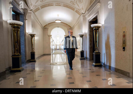 Président de la Réserve fédérale américaine, Ben Bernanke, marche dans le hall sur son dernier jour en tant que banquier central de l'ONU le 31 janvier 2014 à Washington, DC. Bernanke quitte son poste après 8 ans en tant que président au cours de l'une des plus difficiles périodes financières dans l'histoire des Etats-Unis. Banque D'Images