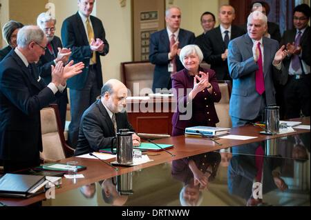 Président de la Réserve fédérale américaine, Ben Bernanke, reçoit une ovation debout lors de sa dernière séance annuelle du Conseil des gouverneurs le 27 janvier 2014 à Washington, DC. Janet Yellen (droite) sera le remplacement de Bernake. Banque D'Images