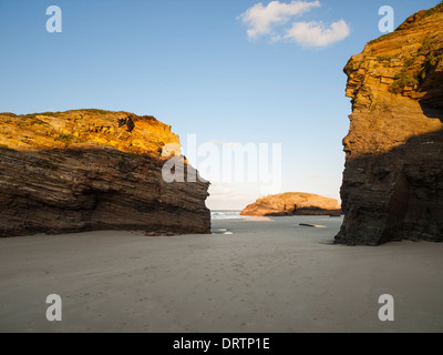 Plage de Las Catedrales ou comme Catedrais, Ribadeo, Galice, Espagne, en un après-midi ensoleillé Banque D'Images
