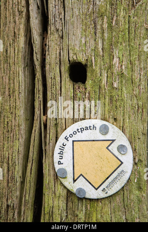 Un gros plan photo d'un sentier public sign du conseil du comté de Worcestershire, cloué à un vieux post en bois en décomposition Banque D'Images