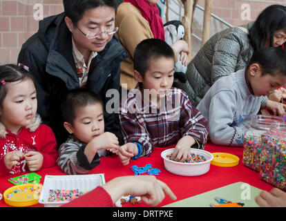 Toronto, Canada. 1er février, 2014. Les enfants faire de l'artisanat au cours de la célébration du Nouvel An chinois 2014 au Centre Civique de Markham à Markham, la région du Grand Toronto, Canada, le 1 février 2014. Credit : Zou Zheng/Xinhua/Alamy Live News Banque D'Images