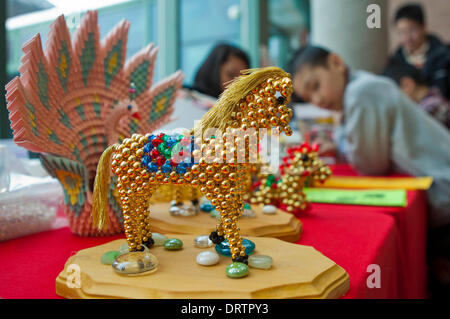 Toronto, Canada. 1er février, 2014. Enfants regarder les œuvres d'artisanat de l'afficheur pendant la célébration du Nouvel An chinois 2014 au Centre Civique de Markham à Markham, la région du Grand Toronto, Canada, le 1 février 2014. Credit : Zou Zheng/Xinhua/Alamy Live News Banque D'Images