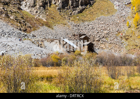 S'appuyant sur l'exploitation minière abandonnée à flanc de Silverton, Colorado. Banque D'Images