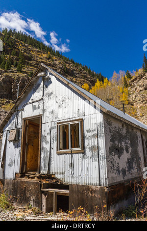 S'appuyant sur l'exploitation minière abandonnée à flanc de Silverton, Colorado. Banque D'Images