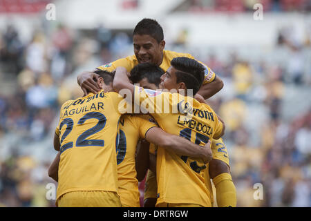 La ville de Mexico, Mexique. 1er février, 2014. Les joueurs d'Amérique célébrer marquant lors du match contre Atlante de la ligue tournoi de clôture 2014 MX, tenue à l'Azteca Stadium, dans la ville de Mexico, capitale du Mexique, le 1 er février 2014. Crédit : Pedro Mera/Xinhua/Alamy Live News Banque D'Images
