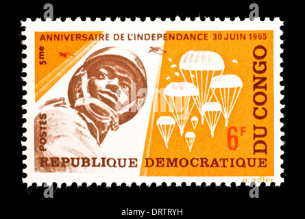 Timbre-poste de la République démocratique du Congo représentant un soldat et parachutes, pour le cinquième anniversaire de l'indépendance. Banque D'Images